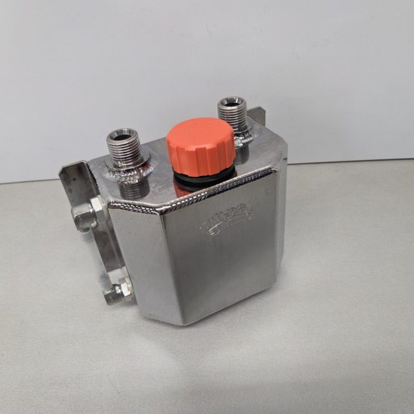 20260123_154713 Universele aluminium olie catchtank 1,0 ltr aansluitingen 1/2' BSP / verchroomd.