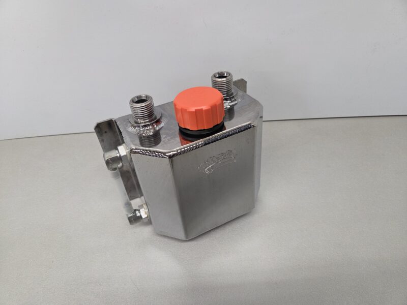Universele aluminium olie catchtank 1,0 ltr aansluitingen 1/2′ BSP /  verchroomd.