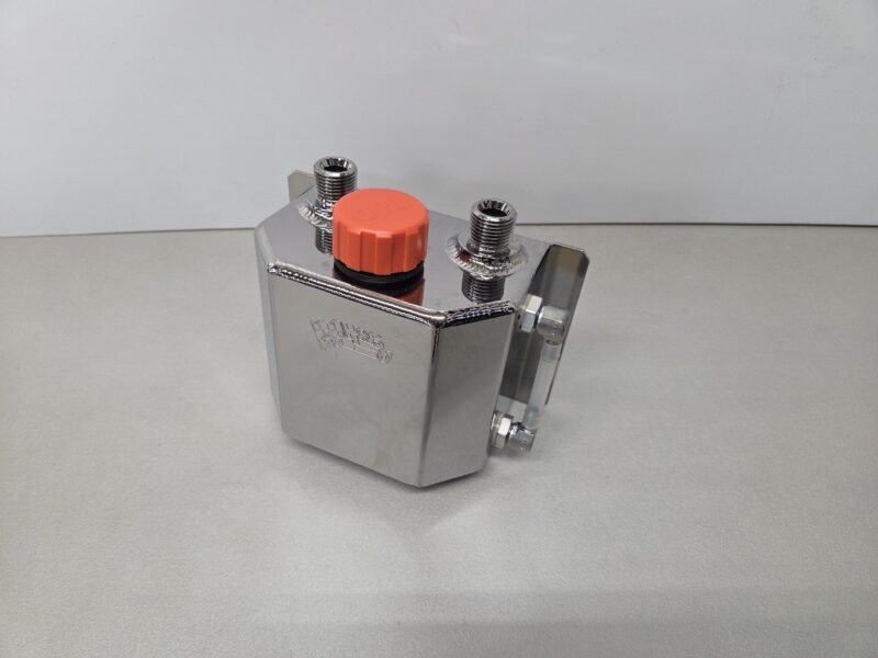 Universele aluminium olie catchtank 1,0 ltr aansluitingen 1/2′ BSP /  verchroomd.