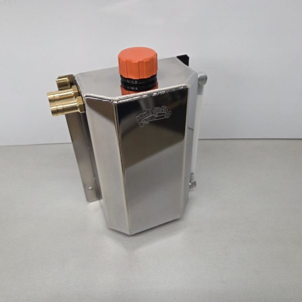 20260123_161748 Universele aluminium olie catchtank 2,0 ltr aansluitingen Ø 13 mm / links verchroomd.