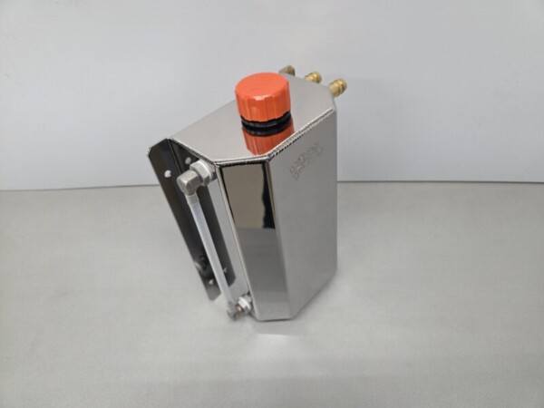 20260123_161955 Universele aluminium olie catchtank 2,0 ltr aansluitingen Ø 13 mm / rechts verchroomd.