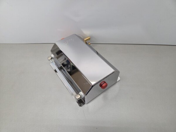 20260123_162001 Universele aluminium olie catchtank 2,0 ltr aansluitingen Ø 13 mm / rechts verchroomd.