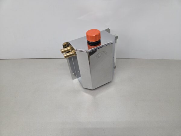 Universele aluminium olie catchtank 1,5 ltr aansluitingen Ø 13 mm / links verchroomd.
