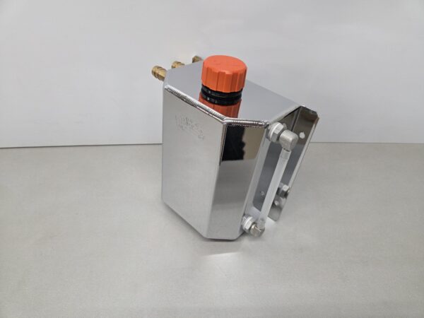 Universele aluminium olie catchtank 1,5 ltr aansluitingen Ø 13 mm / links verchroomd.
