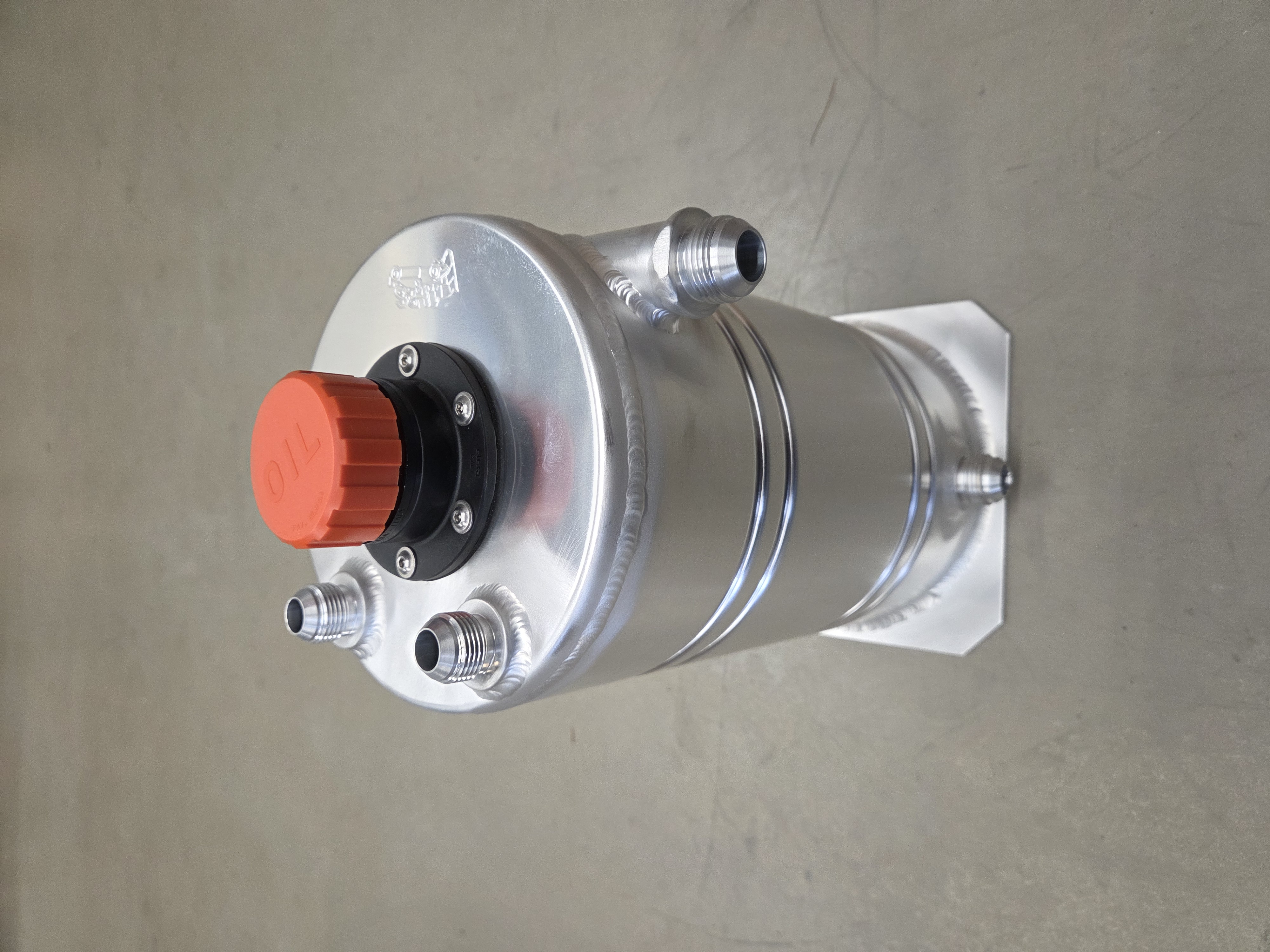 20260921_084450 Dry-sump tank 5 liter - Right - Dash 12