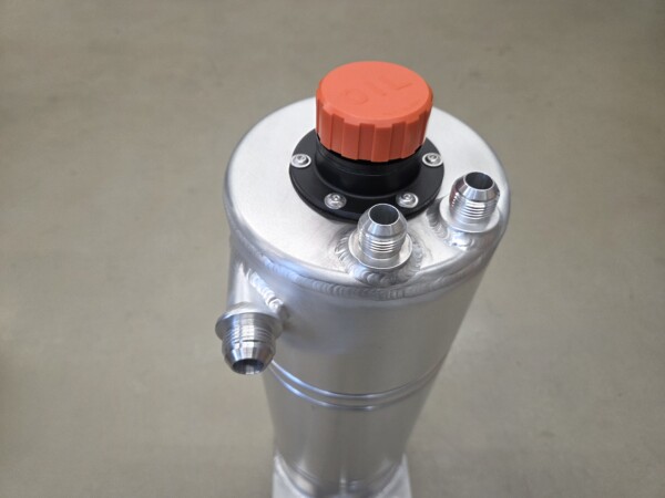 20260924_092846 Dry-sump tank 6 liter - links - Dash 12