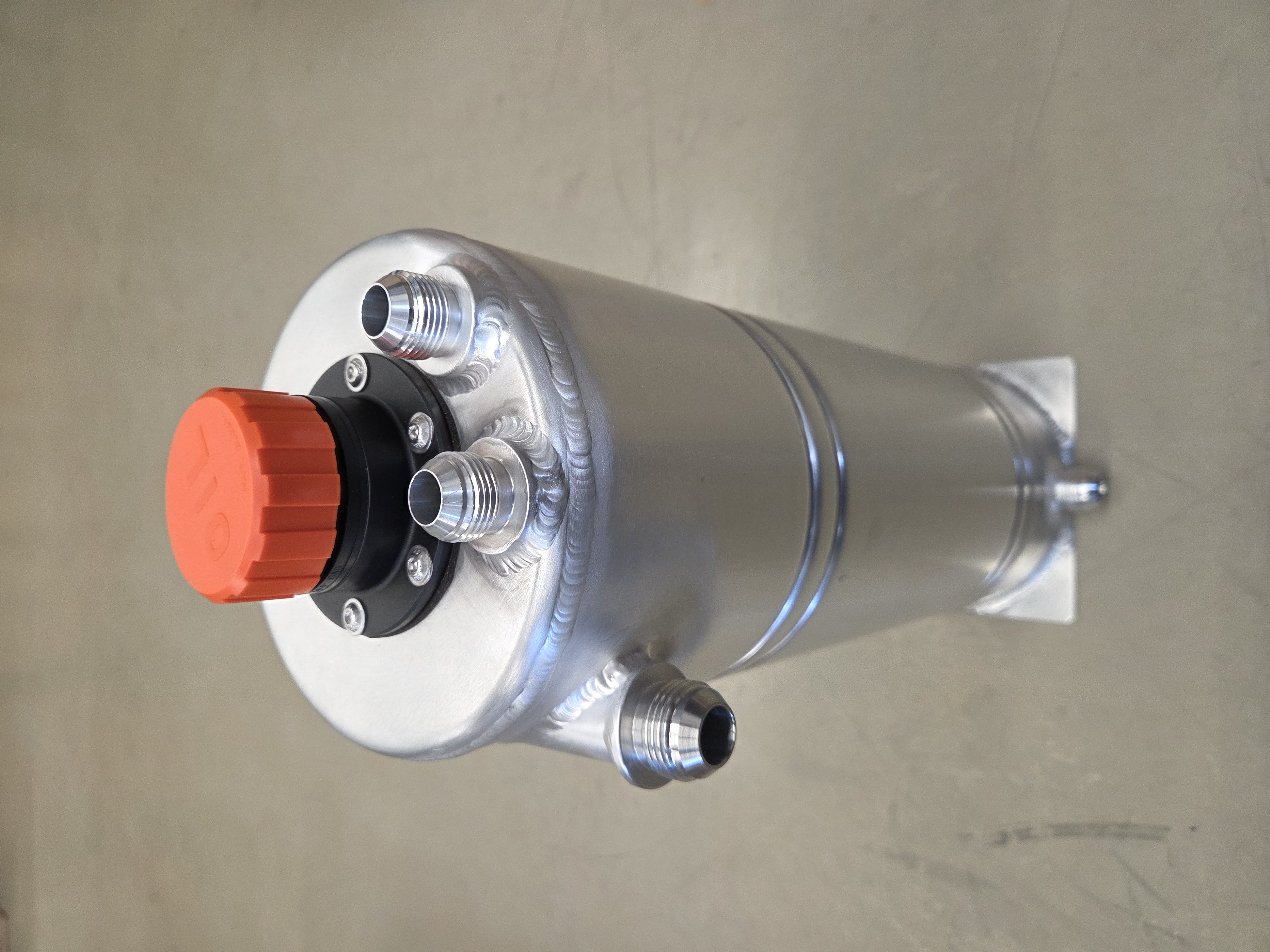 Dry-sump tank 6 liter – links –  Dash 12