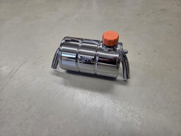 20261016_090753 Universele aluminium olie catchtank Ø 110 mm aansluitingen Ø 19 mm / verchroomd.