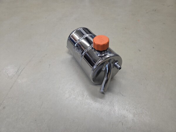 20261016_090802 Universele aluminium olie catchtank Ø 110 mm aansluitingen Ø 19 mm / verchroomd.